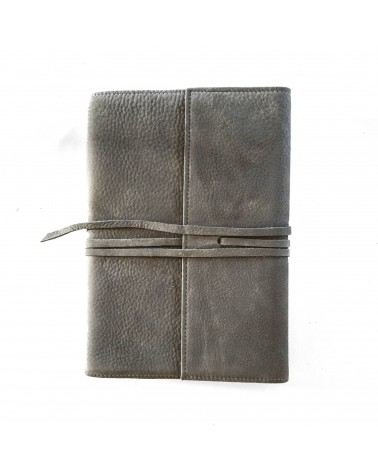 Carnet PA rechargeable cuir nubuck gris, lacet cuir de fermeture, 
288 pages blanches format A6.