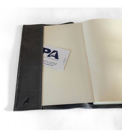 Carnet PA rechargeable cuir nubuck gris, lacet cuir de fermeture, 
288 pages blanches format A6.