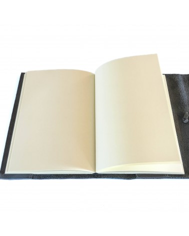 Carnet PA rechargeable cuir effet daim gris, lacet cuir de fermeture, 
288 pages blanches format A5 ou A6.