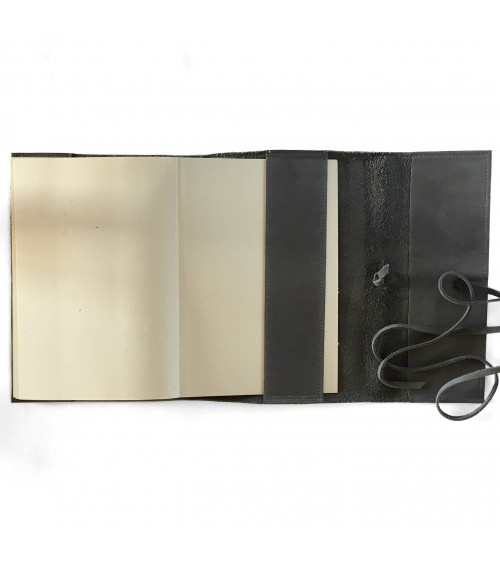 Carnet PA rechargeable cuir nubuck gris, lacet cuir de fermeture, 
288 pages blanches format A6.