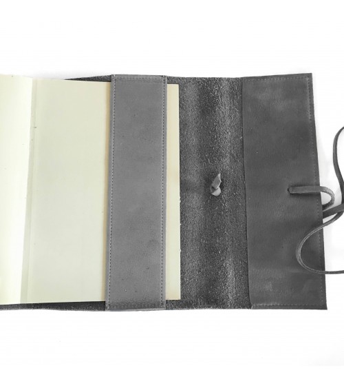 Carnet PA rechargeable cuir effet daim gris, lacet cuir de fermeture, 
288 pages blanches format A5 ou A6.