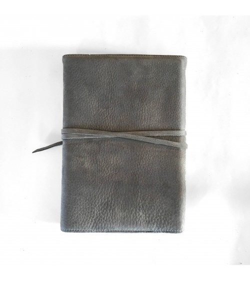 Carnet PA rechargeable cuir nubuck gris, lacet cuir de fermeture, 
288 pages blanches format A6.