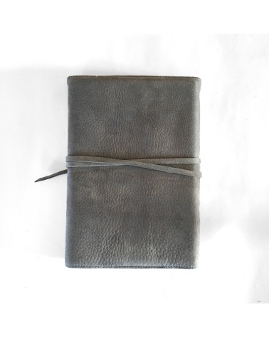 Carnet PA rechargeable cuir nubuck gris, lacet cuir de fermeture, 
288 pages blanches format A6.