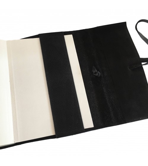 Carnet PA rechargeable cuir effet daim noir, lacet cuir de fermeture, 
288 pages blanches, format A5 ou A6