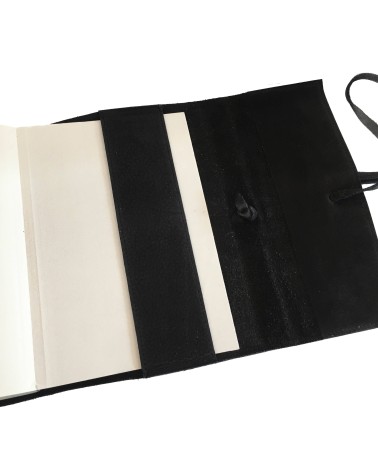 Carnet PA rechargeable cuir effet daim noir, lacet cuir de fermeture, 
288 pages blanches, format A5 ou A6