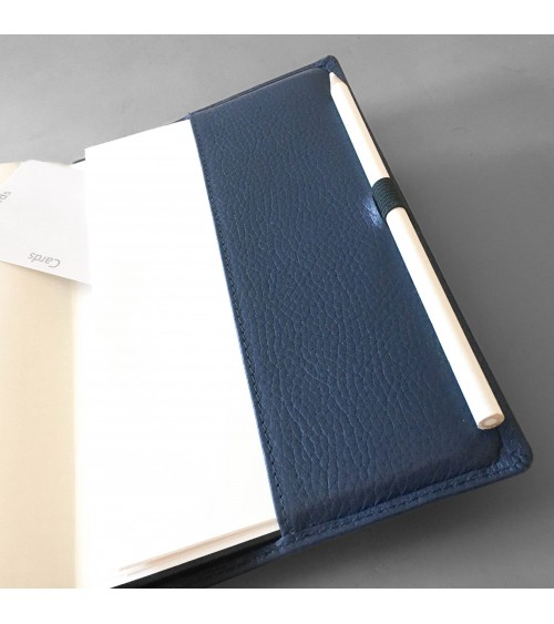 Carnet PA couverture cuir texturé bleu foncé rechargeable, fabriqué en Allemagne.