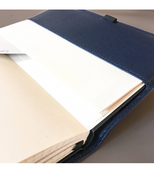 Carnet PA couverture cuir texturé bleu foncé rechargeable, fabriqué en Allemagne.