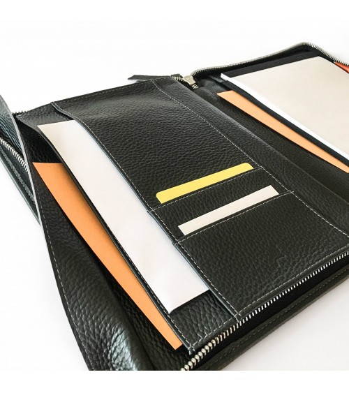 Porte-bloc PA A5 zippé, cuir texturé anthracite, 2 compartiments cartes et
2 pour feuilles volantes, boucle pour stylo