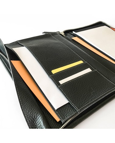 Porte-bloc PA A5 zippé, cuir texturé anthracite, 2 compartiments cartes et
2 pour feuilles volantes, boucle pour stylo