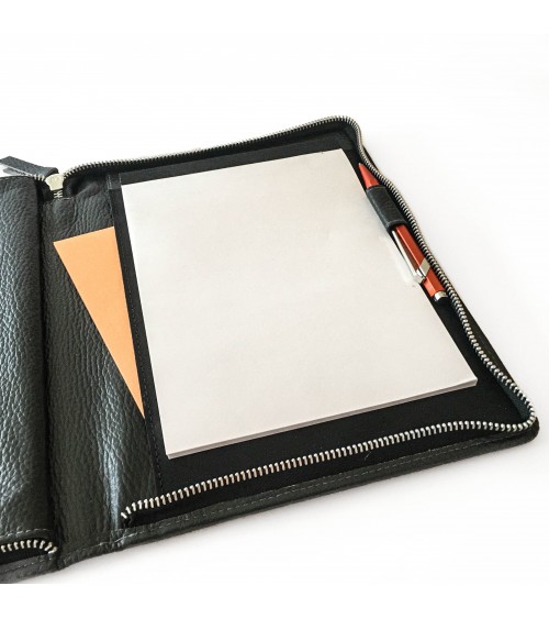 Porte-bloc PA A5 zippé, cuir texturé anthracite, 2 compartiments cartes et
2 pour feuilles volantes, boucle pour stylo