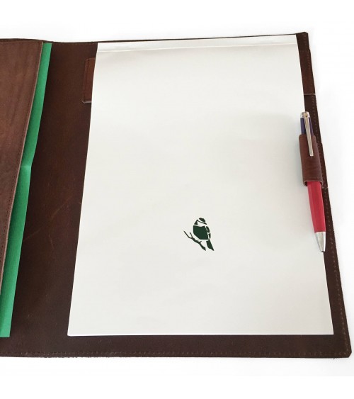 Porte-bloc PA Rustica format A4, cuir marron, 1 compartiment cartes et 1 pour feuilles A4, boucle stylo, bloc-notes.