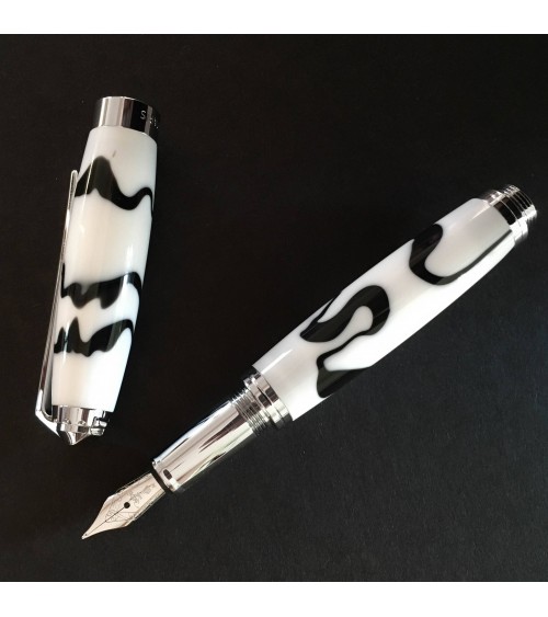 Stylo-plume Récife Mystique Soyouz Domino (volutes noires sur un fond blanc), plume en acier M