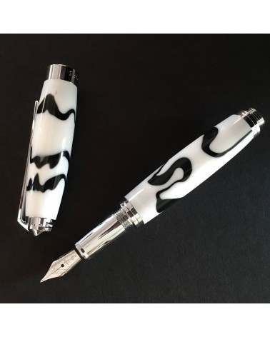 Stylo-plume Récife Mystique Soyouz Domino (volutes noires sur un fond blanc), plume en acier M