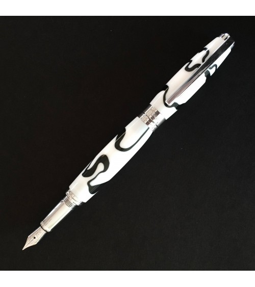Stylo-plume Récife Mystique Soyouz Domino (volutes noires sur un fond blanc), plume en acier M