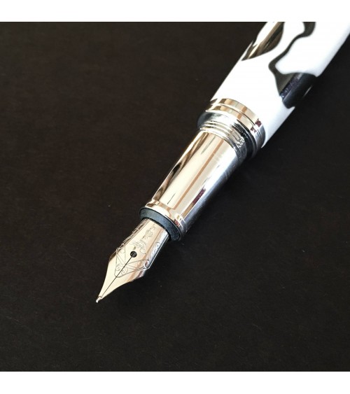 Stylo-plume Récife Mystique Soyouz Domino (volutes noires sur un fond blanc), plume en acier M