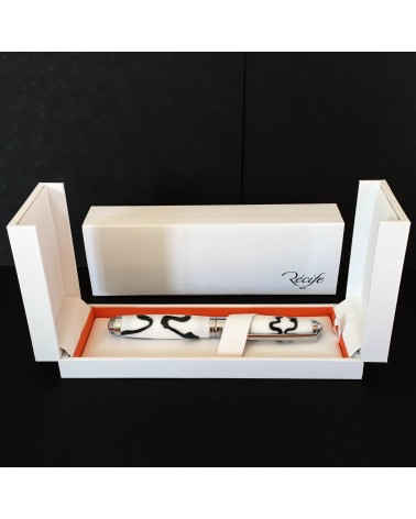 Stylo-plume Récife Mystique Soyouz Domino (volutes noires sur un fond blanc), plume en acier M