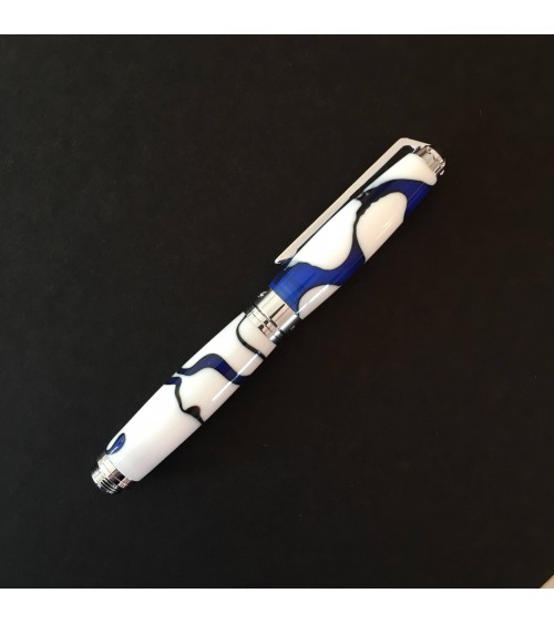 Stylo-plume Récife Mystique Soyouz Galaxy (volutes noires et bleu foncé sur un fond blanc), plume en acier M