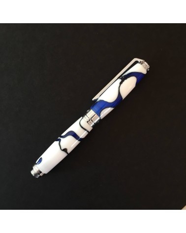 Stylo-plume Récife Mystique Soyouz Galaxy (volutes noires et bleu foncé sur un fond blanc), plume en acier M