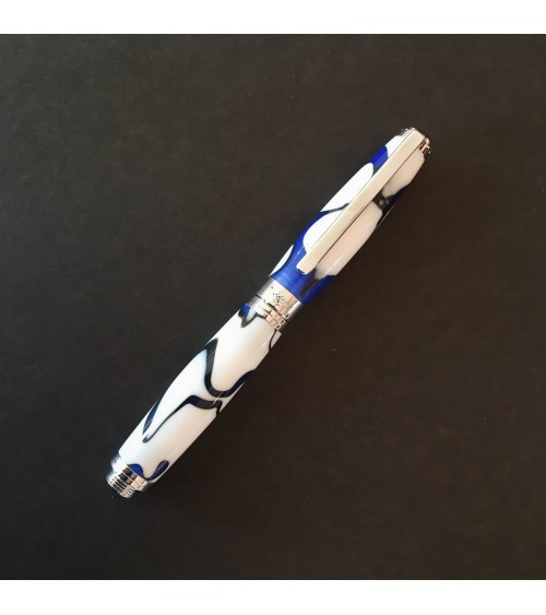 Stylo-plume Récife Mystique Soyouz Galaxy (volutes noires et bleu foncé sur un fond blanc), plume en acier M