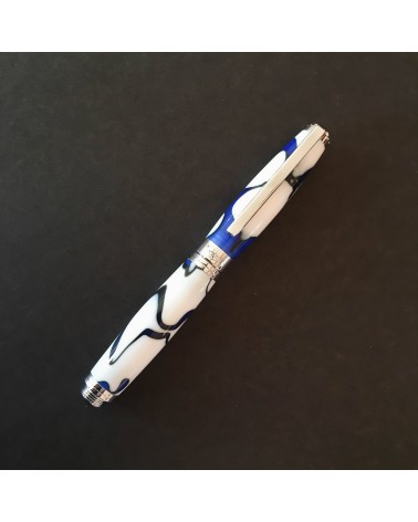 Stylo-plume Récife Mystique Soyouz Galaxy (volutes noires et bleu foncé sur un fond blanc), plume en acier M
