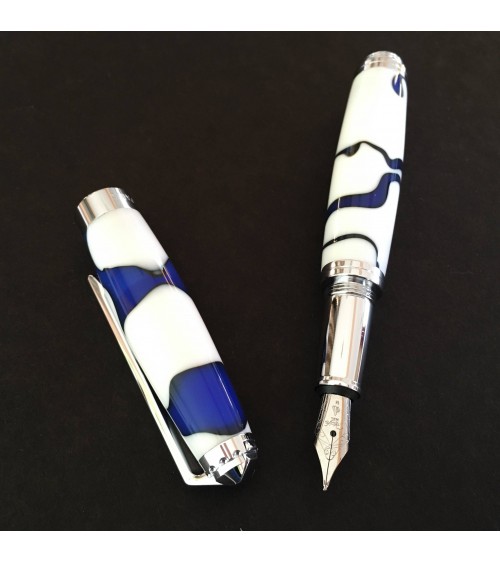 Stylo-plume Récife Mystique Soyouz Galaxy (volutes noires et bleu foncé sur un fond blanc), plume en acier M