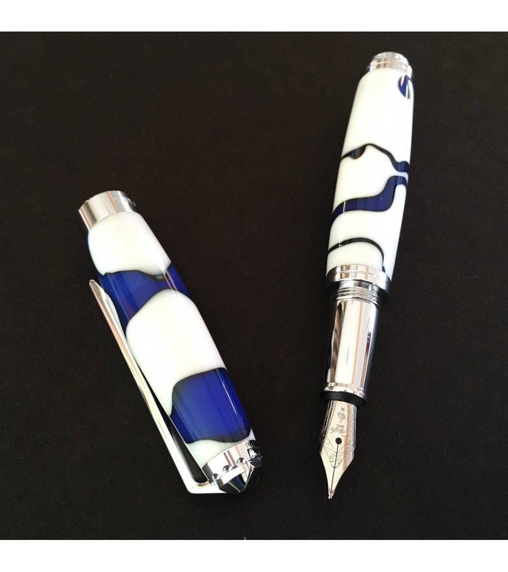 Stylo-plume Récife Mystique Soyouz Galaxy (volutes noires et bleu foncé sur un fond blanc), plume en acier M
