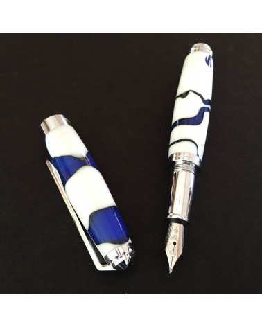 Stylo-plume Récife Mystique Soyouz Galaxy (volutes noires et bleu foncé sur un fond blanc), plume en acier M