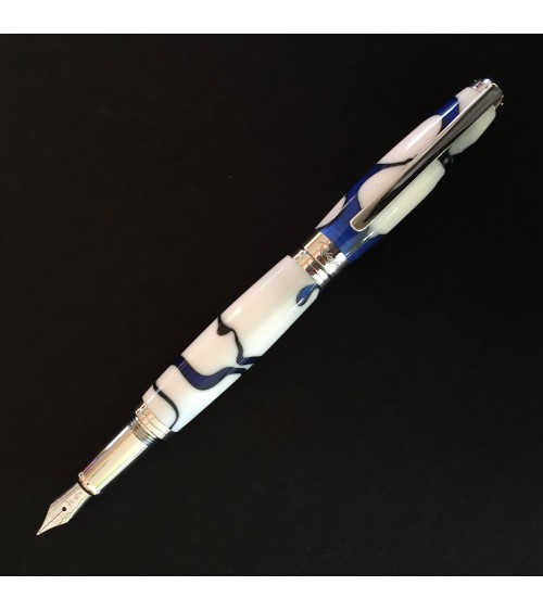 Stylo-plume Récife Mystique Soyouz Galaxy (volutes noires et bleu foncé sur un fond blanc), plume en acier M