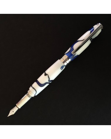 Stylo-plume Récife Mystique Soyouz Galaxy (volutes noires et bleu foncé sur un fond blanc), plume en acier M