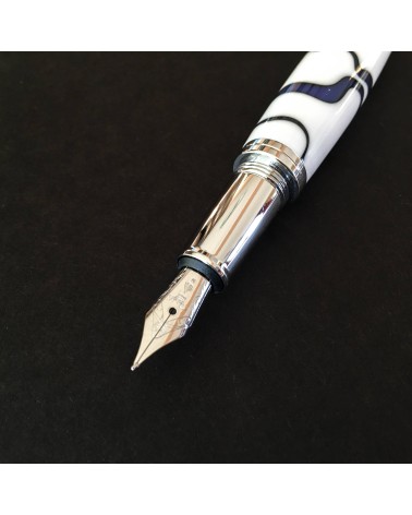 Stylo-plume Récife Mystique Soyouz Galaxy (volutes noires et bleu foncé sur un fond blanc), plume en acier M