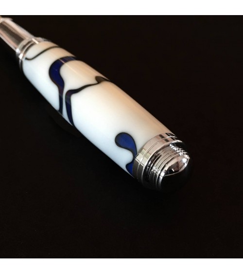 Stylo-plume Récife Mystique Soyouz Galaxy (volutes noires et bleu foncé sur un fond blanc), plume en acier M