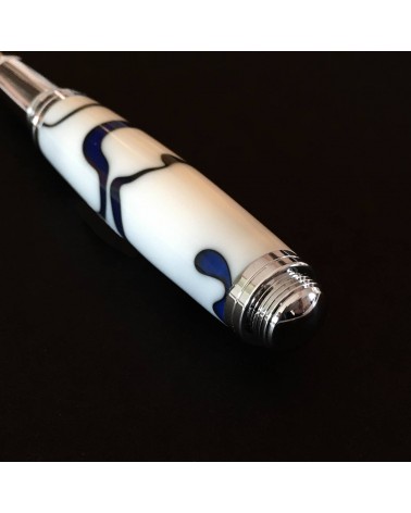 Stylo-plume Récife Mystique Soyouz Galaxy (volutes noires et bleu foncé sur un fond blanc), plume en acier M