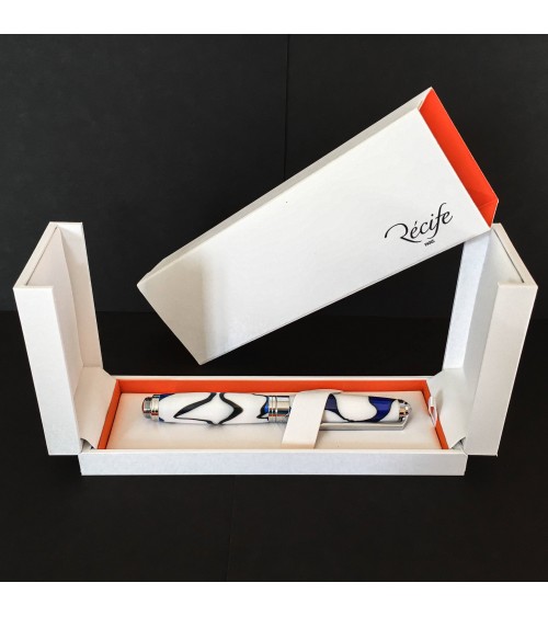 Stylo-plume Récife Mystique Soyouz Galaxy (volutes noires et bleu foncé sur un fond blanc), plume en acier M