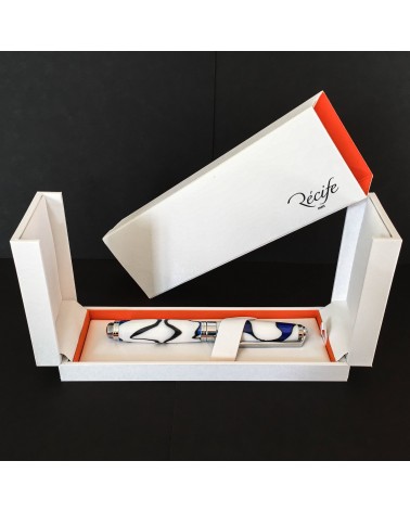 Stylo-plume Récife Mystique Soyouz Galaxy (volutes noires et bleu foncé sur un fond blanc), plume en acier M