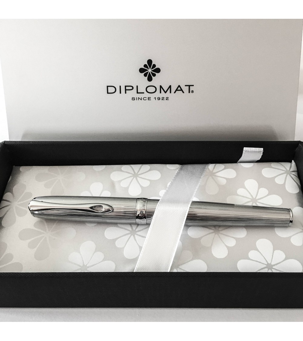 Diplomat Excellence A2 Füllfederhalter Mit Stahlfeder | Guilloche-Muster, Chrom, Handgemacht In Deutschland