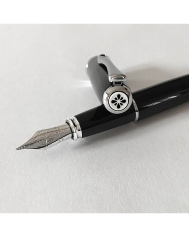 Stylo-plume Diplomat Excellence A2 laqué noir, attributs chrome, fabriqué en Allemagne