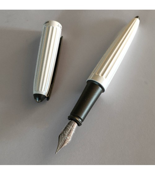 Stylo-plume Diplomat Aero Blanc Perle, bec (plume) acier inoxydable, fabriqué en Allemagne