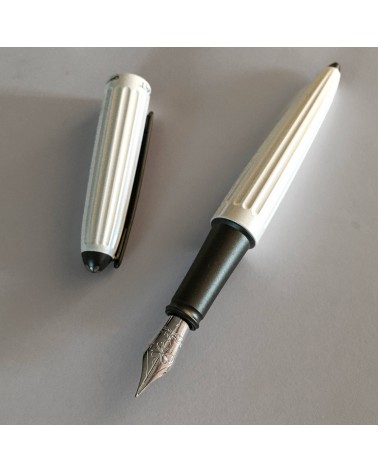 Stylo-plume Diplomat Aero Blanc Perle, bec (plume) acier inoxydable, fabriqué en Allemagne