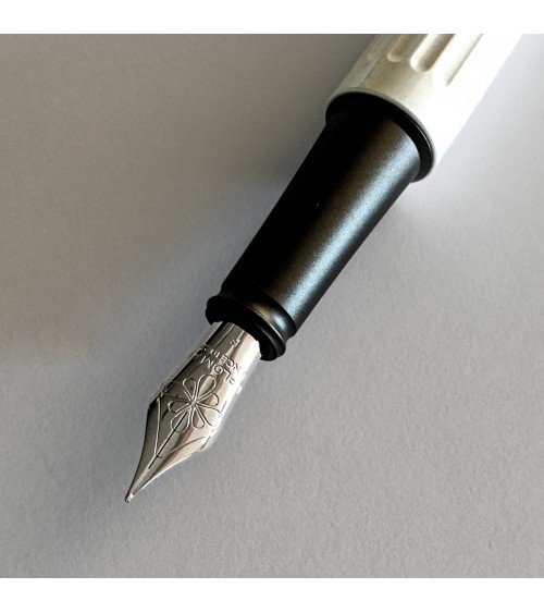 Stylo-plume Diplomat Aero Blanc Perle, bec (plume) acier inoxydable, fabriqué en Allemagne