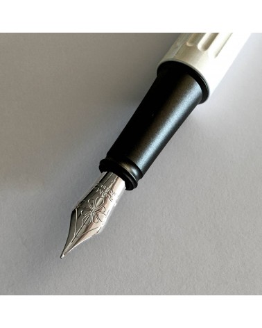 Stylo-plume Diplomat Aero Blanc Perle, bec (plume) acier inoxydable, fabriqué en Allemagne