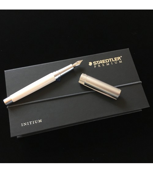 Stylo-plume Initium lignum Staedtler. L'Ecritoire design, Lausanne.