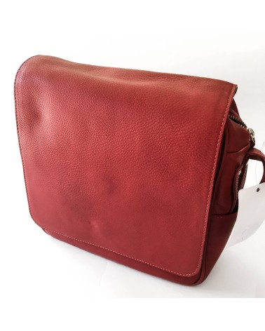 Grand sac à main Laurige modèle Antibe, cuir vachette rouge, sangle ajustable.  Fabriqué en France.