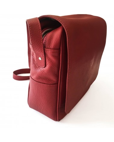 Grand sac à main Laurige modèle Antibe, cuir vachette rouge, sangle ajustable.  Fabriqué en France.