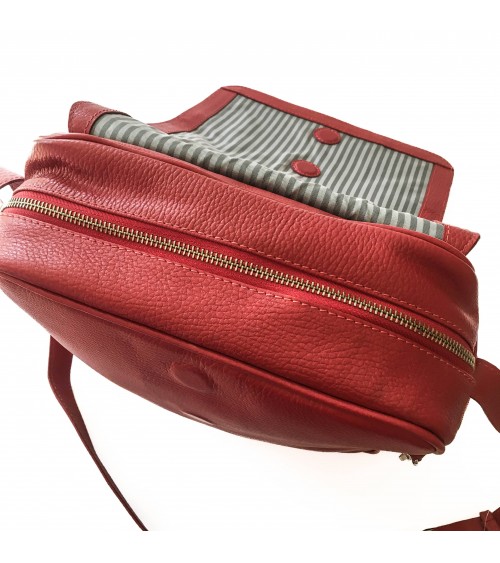 Grand sac à main Laurige modèle Antibe, cuir vachette rouge, sangle ajustable.  Fabriqué en France.