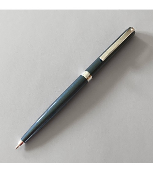 Stylo-bille Sheaffer Sagaris Metallic Blue très fin (9 mm de diameter), système à rotation, attributs chromés.