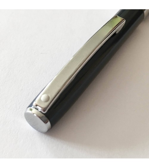 Stylo-bille Sheaffer Sagaris Metallic Blue très fin (9 mm de diameter), système à rotation, attributs chromés.