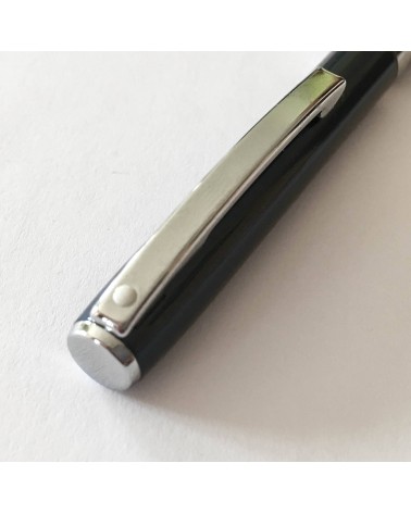 Stylo-bille Sheaffer Sagaris Metallic Blue très fin (9 mm de diameter), système à rotation, attributs chromés.