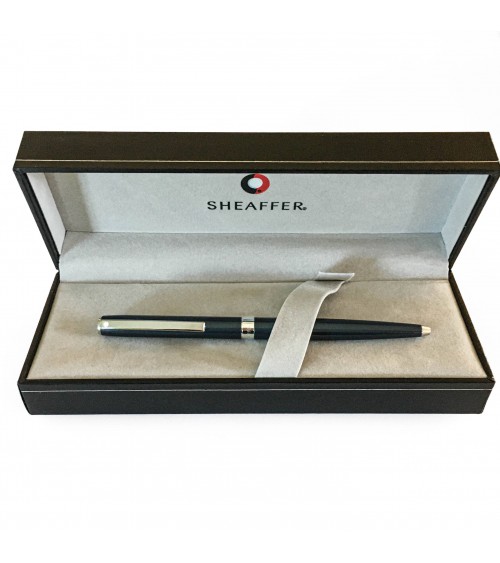 Stylo-bille Sheaffer Sagaris Metallic Blue très fin (9 mm de diameter), système à rotation, attributs chromés.