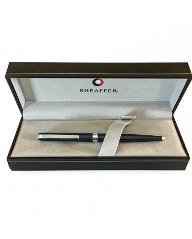 Stylo-bille Sheaffer Sagaris Metallic Blue très fin (9 mm de diameter), système à rotation, attributs chromés.