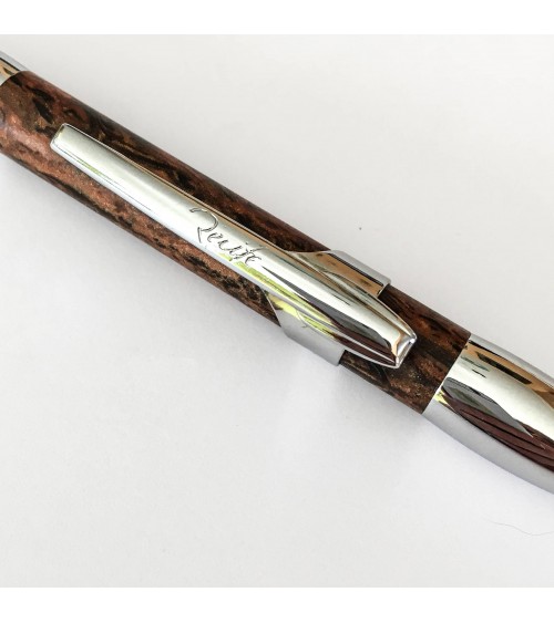 Stylo-bille Récife Baoshi Shakin Ambre mat, inspiré par le pouvoir des pierres précieuses, qui s’ouvre d’une petite secousse